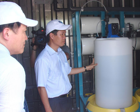 B&iacute;[-]thư[-]Tỉnh[-]ủy[-]Quảng[-]Ng&atilde;i[-]tham[-]quan[-]c&ocirc;ng[-]tr&igrave;nh.